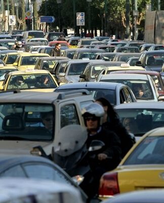 ΤΩΡΑ: Αυξημένη κίνηση στο κέντρο του Πειραιά (Φωτο)