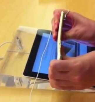 iPhone 6: Ήθελαν να δουν αν λυγίζει και τελικά το έσπασαν (Βίντεο)