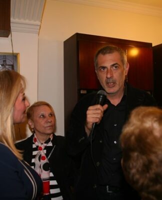 ΠΕΙΡΑΙΑΣ: Δίπλα στις γυναίκες της Κρήτης ο Γιάννης Μώραλης