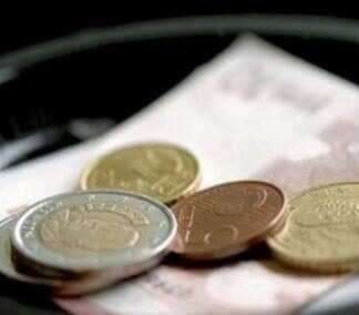 Το φιλοδώρημα των 100 δολαρίων που σαρώνει στο Facebook
