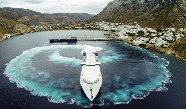 Επιβατικό πλοίο φεύγει από τη Σίφνο με… πιρουέτα (Βίντεο)