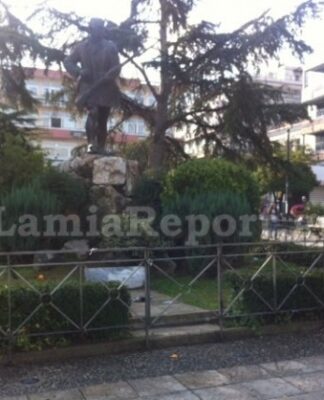 Λαμία: Χρυσαυγίτες ξήλωσαν το πανό για το Πολυτεχνείο (Φωτο)