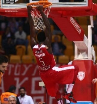 Ο Ολυμπιακός συνέτριψε τους Τούρκους μέσα στο ΣΕΦ