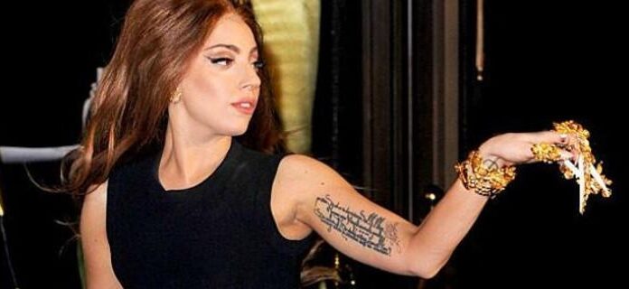 Η lady gaga άβαφη και ντυμένη φυσιολογικά κάνει ποδήλατο (φωτο)