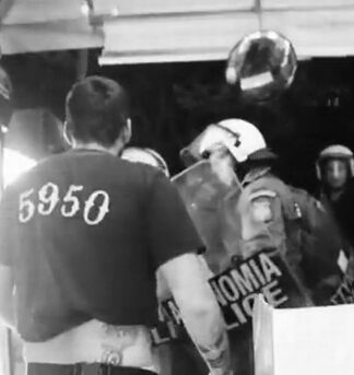 Τι υποστηρίζουν οι άνδρες των ΜΑΤ για την επίθεση στο περίπτερο