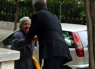 Η ηλικιωμένη που σταμάτησε τον Σαμαρά στην Ηρώδου Αττικού