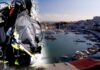 Βατραχάνθρωποι ψάχνουν το Καλάσνικοφ του μακελάρη στο Μικρολίμανο