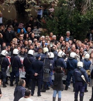 Ναύπλιο: Συγκέντρωση διαμαρτυρίας με συνθήματα και πανό κατά την επίσκεψη Σαμαρά(φωτο)