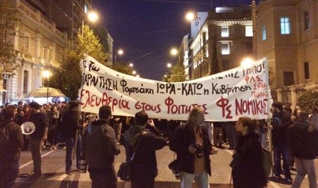 Σοβαρά επεισόδια αυτή την ώρα έξω από το Πολυτεχνείο(βίντεο)