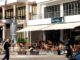 ΜΑΚΕΛΕΙΟ ΣΤΟ ΜΙΚΡΟΛΙΜΑΝΟ: Πως περιέγραψε ο ιδιοκτήτης του καταστήματος την άγρια επίθεση (Βίντεο)