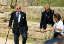 Ο τέως βασιλιάς Κωνσταντίνος απέκτησε… επώνυμο!