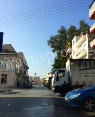 Φορτηγό έκοψε τη λεωφόρο Θηβών στη μέση! (Φωτο)