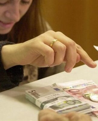 Δείτε ποιοί δικαιούνται επίδομα 230 ευρώ, δωρεάν laptop, και φθηνότερο Internet