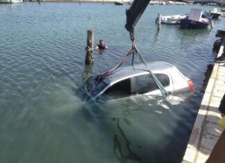 ΣΑΛΑΜΙΝΑ: Αυτοκίνητο έπεσε στη θάλασσα