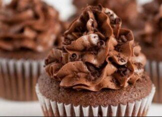 Λαχταριστά cupcakes βανίλιας με κρέμα σοκολάτας!