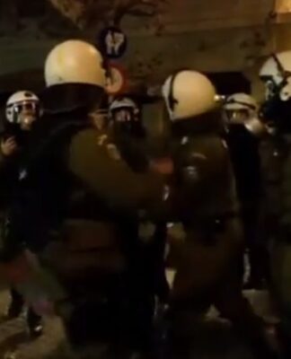 Βίντεο: Άγριος ξυλοδαρμός συλληφθέντα από αστυνομικό