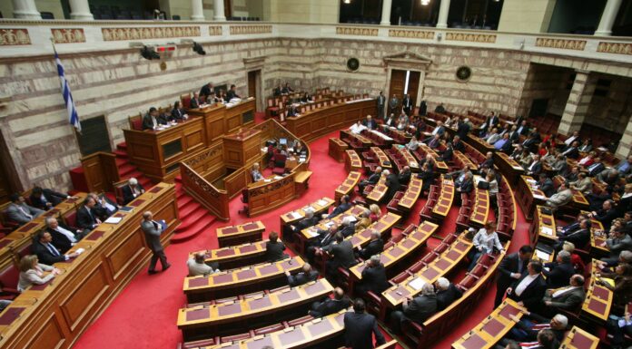 Βίντεο από τα επεισόδια με τη Χρυσή Αυγή στη Βουλή