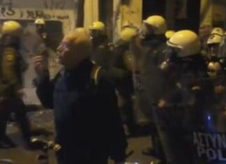 Ο παππούς που έκλεψε την παράσταση χθες στα Εξάρχεια (Βίντεο)