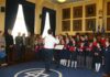 Τα κάλαντα στο Δήμαρχο Πειραιά Γιάννη Μώραλη και οι ευχές του! (φωτο)