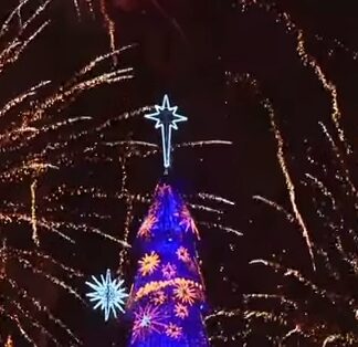 Αυτό είναι το μεγαλύτερο πλωτό Χριστουγεννιάτικο δέντρο