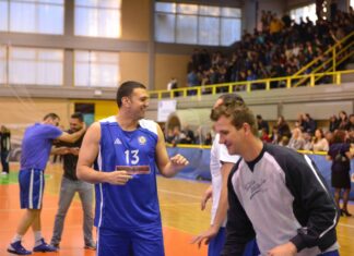 Γιατί ο Κικίλιας φόρεσε πάλι τη φανέλα του μπάσκετ; (Φωτο)