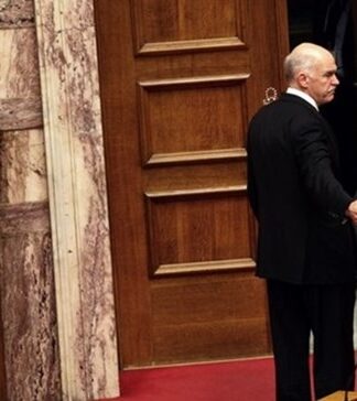 Περίεργη αποχώρηση Παπανδρέου από τη Βουλή