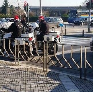 Απίστευτο! Αστυνομικοί στη Θεσσαλονίκη περιπολούσαν ντυμένοι Αγιοβασίληδες (φωτο)