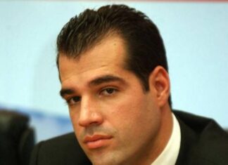 Έσπασαν το αυτοκίνητο του Πλεύρη