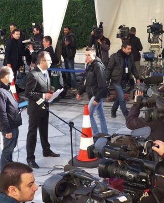 Πλήθος ξένων δημοσιογράφων έξω από τη Βουλή