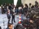 Πλήθος ξένων δημοσιογράφων έξω από τη Βουλή