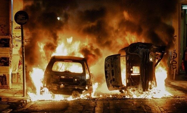 Με περιοριστικούς όρους οι 12 συλληφθέντες για τα επεισόδια στα Εξάρχεια