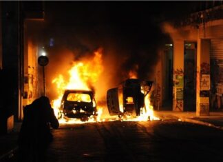 ”Πυρπολήθηκαν” τα Εξάρχεια στην πορεία για τον Ρωμανό