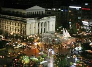 ΠΕΙΡΑΙΑΣ: Ο Δήμαρχος φωταγώγησε το Χριστουγεννιάτικο δέντρο (Φωτο)