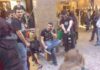Μικρή κομπανία κάνει “άνω κάτω” την Ερμού (Bίντεο)