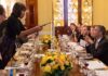 Η απίστευτη ατάκα Ομπάμα σε καλεσμένους του: Μην κλέψετε τα μαχαιροπίρουνα