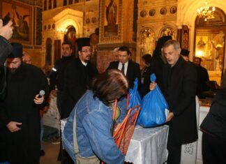 Ο Γιάννης Μώραλης στη διανομή τροφίμων της Ιεράς Μητρόπολης Πειραιώς (Φωτο)