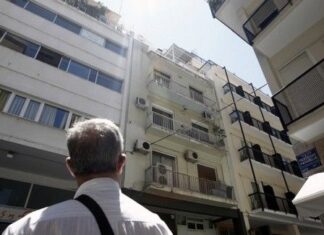 Βουτιά θανάτου 55χρονου άνδρα στα Εξάρχεια