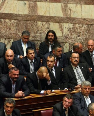 Χρυσαυγίτες έφτυσαν τον Μπούκουρα!