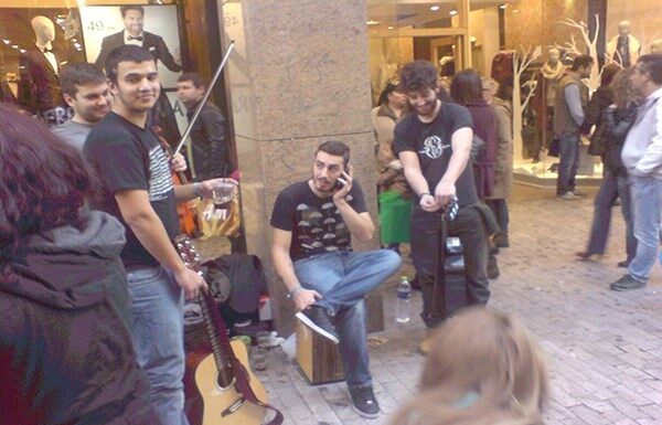Μικρή κομπανία κάνει “άνω κάτω” την Ερμού (Βίντεο)
