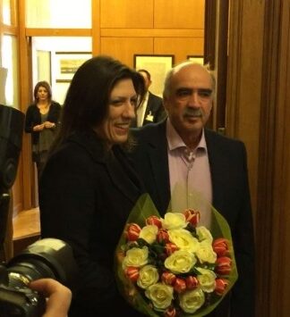 Η Κωνσταντοπούλου έστησε 30’ τον Μεϊμαράκη αλλά εκείνος την περίμενε με ανθοδέσμη