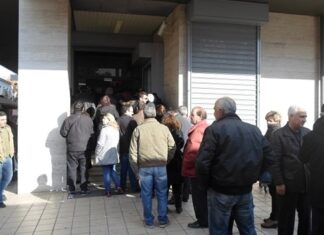 Σοκάρουν τα ποσά των μαζικών αναλήψεων από τις τράπεζες!