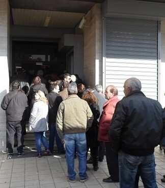 Σοκάρουν τα ποσά των μαζικών αναλήψεων από τις τράπεζες!