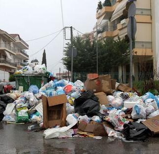 Σκουπίδια πολιορκούν την Τρίπολη – Εμποδίζουν ακόμη και τα οχήματα