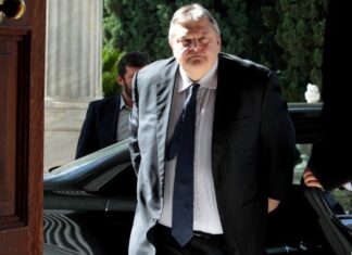 Τέλος από την προεδρία του ΠΑΣΟΚ ο Ευάγγελος Βενιζέλος