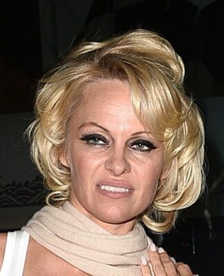Pamela Anderson: Δείτε την με το λευκό καυτό σορτσάκι της!
