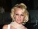 Pamela Anderson: Δείτε την με το λευκό καυτό σορτσάκι της!