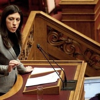 Απίστευτη γκάφα της Ζωής Κωνσταντοπούλου στην κηδεία του Ντέμη Ρούσσου