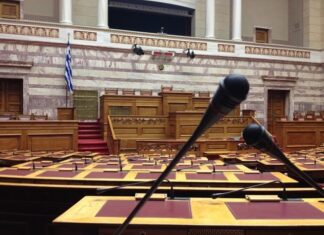 Ακατάσχετο για τους μισθούς και τις συντάξεις βουλευτών