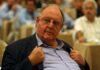 Ο Πάγκαλος χειμερινός κολυμβητής -Με μπουρνούζι και σαμπό στη Βουλιαγμένη (Φωτο)