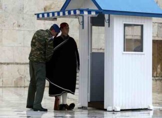 Έντυσαν με κάπες τους τσολιάδες του Συντάγματος για να αντέξουν το κρύο